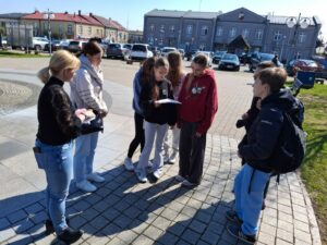 Młodzież Publicznej Szkoły Podstawowej w Janowie podczas gry terenowej