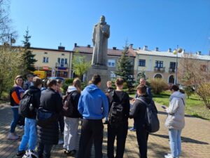 Młodzież Publicznej Szkoły Podstawowej w Janowie podczas gry terenowej