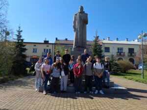 Młodzież Publicznej Szkoły Podstawowej w Janowie podczas gry terenowej