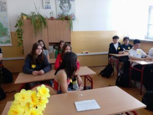 Uczniowie klasy 2A Liceum Ogólnokształcącego im. Jana Kochanowskiego w Zwoleniu podczas zajęć edukacyjnych w ramach Akcji Żonkile