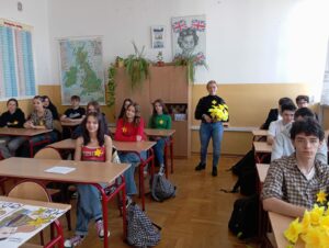 Uczniowie klasy 2A Liceum Ogólnokształcącego im. Jana Kochanowskiego w Zwoleniu podczas zajęć edukacyjnych w ramach Akcji Żonkile