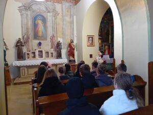 Wycieczka edukacyjna uczniów PSP w Czarnolesie. 1. Zwiedzanie Kościoła Podwyższenia Krzyża Świętego w Zwoleniu. 2. Odwiedziny Muzeum Regionalnego w Zwoleniu. Gra w Bibliotece pedagogicznej w Radomiu Filia w Zwoleniu