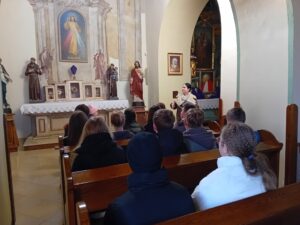 Wycieczka edukacyjna uczniów PSP w Czarnolesie. 1. Zwiedzanie Kościoła Podwyższenia Krzyża Świętego w Zwoleniu. 2. Odwiedziny Muzeum Regionalnego w Zwoleniu. Gra w Bibliotece pedagogicznej w Radomiu Filia w Zwoleniu