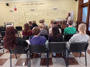 Wycieczka edukacyjna uczniów PSP w Czarnolesie. 1. Zwiedzanie Kościoła Podwyższenia Krzyża Świętego w Zwoleniu. 2. Odwiedziny Muzeum Regionalnego w Zwoleniu. Gra w Bibliotece pedagogicznej w Radomiu Filia w Zwoleniu