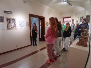 Wycieczka edukacyjna uczniów PSP w Czarnolesie. 1. Zwiedzanie Kościoła Podwyższenia Krzyża Świętego w Zwoleniu. 2. Odwiedziny Muzeum Regionalnego w Zwoleniu. Gra w Bibliotece pedagogicznej w Radomiu Filia w Zwoleniu