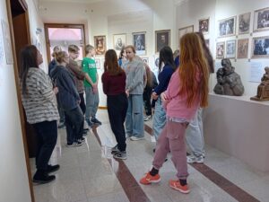 Wycieczka edukacyjna uczniów PSP w Czarnolesie. 1. Zwiedzanie Kościoła Podwyższenia Krzyża Świętego w Zwoleniu. 2. Odwiedziny Muzeum Regionalnego w Zwoleniu. Gra w Bibliotece pedagogicznej w Radomiu Filia w Zwoleniu