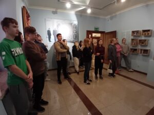 Wycieczka edukacyjna uczniów PSP w Czarnolesie. 1. Zwiedzanie Kościoła Podwyższenia Krzyża Świętego w Zwoleniu. 2. Odwiedziny Muzeum Regionalnego w Zwoleniu. Gra w Bibliotece pedagogicznej w Radomiu Filia w Zwoleniu