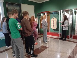 Wycieczka edukacyjna uczniów PSP w Czarnolesie. 1. Zwiedzanie Kościoła Podwyższenia Krzyża Świętego w Zwoleniu. 2. Odwiedziny Muzeum Regionalnego w Zwoleniu. Gra w Bibliotece pedagogicznej w Radomiu Filia w Zwoleniu