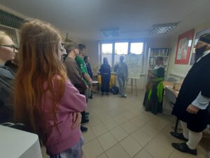 Wycieczka edukacyjna uczniów PSP w Czarnolesie. 1. Zwiedzanie Kościoła Podwyższenia Krzyża Świętego w Zwoleniu. 2. Odwiedziny Muzeum Regionalnego w Zwoleniu. Gra w Bibliotece pedagogicznej w Radomiu Filia w Zwoleniu