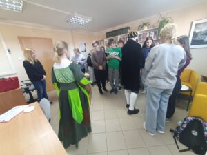 Wycieczka edukacyjna uczniów PSP w Czarnolesie. 1. Zwiedzanie Kościoła Podwyższenia Krzyża Świętego w Zwoleniu. 2. Odwiedziny Muzeum Regionalnego w Zwoleniu. Gra w Bibliotece pedagogicznej w Radomiu Filia w Zwoleniu