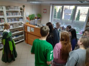 Wycieczka edukacyjna uczniów PSP w Czarnolesie. 1. Zwiedzanie Kościoła Podwyższenia Krzyża Świętego w Zwoleniu. 2. Odwiedziny Muzeum Regionalnego w Zwoleniu. Gra w Bibliotece pedagogicznej w Radomiu Filia w Zwoleniu