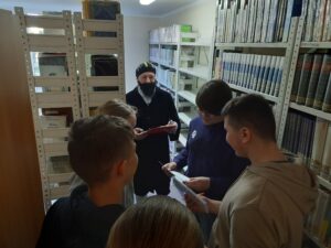 Wycieczka edukacyjna uczniów PSP w Czarnolesie. 1. Zwiedzanie Kościoła Podwyższenia Krzyża Świętego w Zwoleniu. 2. Odwiedziny Muzeum Regionalnego w Zwoleniu. Gra w Bibliotece pedagogicznej w Radomiu Filia w Zwoleniu