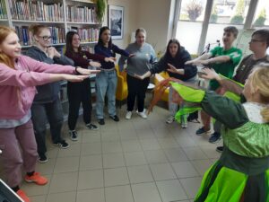 Wycieczka edukacyjna uczniów PSP w Czarnolesie. 1. Zwiedzanie Kościoła Podwyższenia Krzyża Świętego w Zwoleniu. 2. Odwiedziny Muzeum Regionalnego w Zwoleniu. Gra w Bibliotece pedagogicznej w Radomiu Filia w Zwoleniu