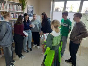 Wycieczka edukacyjna uczniów PSP w Czarnolesie. 1. Zwiedzanie Kościoła Podwyższenia Krzyża Świętego w Zwoleniu. 2. Odwiedziny Muzeum Regionalnego w Zwoleniu. Gra w Bibliotece pedagogicznej w Radomiu Filia w Zwoleniu