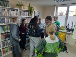 Wycieczka edukacyjna uczniów PSP w Czarnolesie. 1. Zwiedzanie Kościoła Podwyższenia Krzyża Świętego w Zwoleniu. 2. Odwiedziny Muzeum Regionalnego w Zwoleniu. Gra w Bibliotece pedagogicznej w Radomiu Filia w Zwoleniu