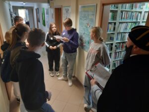 Wycieczka edukacyjna uczniów PSP w Czarnolesie. 1. Zwiedzanie Kościoła Podwyższenia Krzyża Świętego w Zwoleniu. 2. Odwiedziny Muzeum Regionalnego w Zwoleniu. Gra w Bibliotece pedagogicznej w Radomiu Filia w Zwoleniu