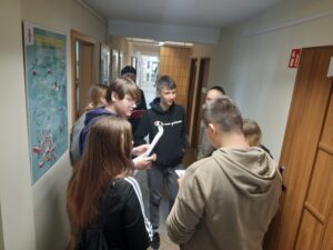 Wycieczka edukacyjna uczniów PSP w Czarnolesie. 1. Zwiedzanie Kościoła Podwyższenia Krzyża Świętego w Zwoleniu. 2. Odwiedziny Muzeum Regionalnego w Zwoleniu. Gra w Bibliotece pedagogicznej w Radomiu Filia w Zwoleniu