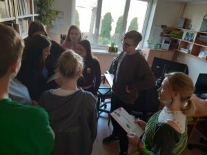 Wycieczka edukacyjna uczniów PSP w Czarnolesie. 1. Zwiedzanie Kościoła Podwyższenia Krzyża Świętego w Zwoleniu. 2. Odwiedziny Muzeum Regionalnego w Zwoleniu. Gra w Bibliotece pedagogicznej w Radomiu Filia w Zwoleniu