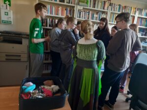 Wycieczka edukacyjna uczniów PSP w Czarnolesie. 1. Zwiedzanie Kościoła Podwyższenia Krzyża Świętego w Zwoleniu. 2. Odwiedziny Muzeum Regionalnego w Zwoleniu. Gra w Bibliotece pedagogicznej w Radomiu Filia w Zwoleniu