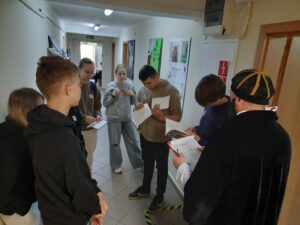 Wycieczka edukacyjna uczniów PSP w Czarnolesie. 1. Zwiedzanie Kościoła Podwyższenia Krzyża Świętego w Zwoleniu. 2. Odwiedziny Muzeum Regionalnego w Zwoleniu. Gra w Bibliotece pedagogicznej w Radomiu Filia w Zwoleniu