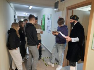 Wycieczka edukacyjna uczniów PSP w Czarnolesie. 1. Zwiedzanie Kościoła Podwyższenia Krzyża Świętego w Zwoleniu. 2. Odwiedziny Muzeum Regionalnego w Zwoleniu. Gra w Bibliotece pedagogicznej w Radomiu Filia w Zwoleniu