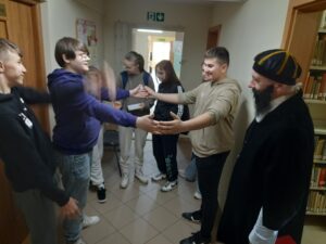 Wycieczka edukacyjna uczniów PSP w Czarnolesie. 1. Zwiedzanie Kościoła Podwyższenia Krzyża Świętego w Zwoleniu. 2. Odwiedziny Muzeum Regionalnego w Zwoleniu. Gra w Bibliotece pedagogicznej w Radomiu Filia w Zwoleniu