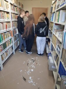 Wycieczka edukacyjna uczniów PSP w Czarnolesie. 1. Zwiedzanie Kościoła Podwyższenia Krzyża Świętego w Zwoleniu. 2. Odwiedziny Muzeum Regionalnego w Zwoleniu. Gra w Bibliotece pedagogicznej w Radomiu Filia w Zwoleniu