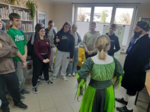 Wycieczka edukacyjna uczniów PSP w Czarnolesie. 1. Zwiedzanie Kościoła Podwyższenia Krzyża Świętego w Zwoleniu. 2. Odwiedziny Muzeum Regionalnego w Zwoleniu. Gra w Bibliotece pedagogicznej w Radomiu Filia w Zwoleniu