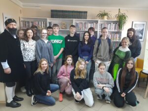 Wycieczka edukacyjna uczniów PSP w Czarnolesie. 1. Zwiedzanie Kościoła Podwyższenia Krzyża Świętego w Zwoleniu. 2. Odwiedziny Muzeum Regionalnego w Zwoleniu. Gra w Bibliotece pedagogicznej w Radomiu Filia w Zwoleniu