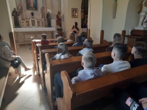 Uczniowie Publicznej Szkoły Podstawowej w janowie podczas zwiedzania Muzeum Regionalnego i Kościoła pw. Podwyższenia Krzyża Świętego w Zwoleniu