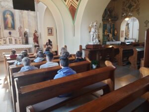 Uczniowie Publicznej Szkoły Podstawowej w janowie podczas zwiedzania Muzeum Regionalnego i Kościoła pw. Podwyższenia Krzyża Świętego w Zwoleniu