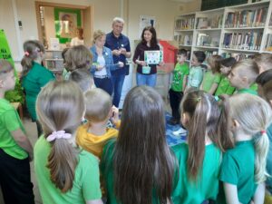 Uczniowie klasy 1e z Publicznej Szkoły Podstawowej im. Władysława Jagiełły w Zwoleniu podczas gry bibliotecznej pod tytułem „Kicia Kocia na tropie skarbów Biblioteki”