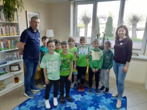 Uczniowie klasy 1e z Publicznej Szkoły Podstawowej im. Władysława Jagiełły w Zwoleniu podczas gry bibliotecznej pod tytułem „Kicia Kocia na tropie skarbów Biblioteki”