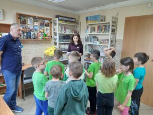 Uczniowie klasy 1e z Publicznej Szkoły Podstawowej im. Władysława Jagiełły w Zwoleniu podczas gry bibliotecznej pod tytułem „Kicia Kocia na tropie skarbów Biblioteki”