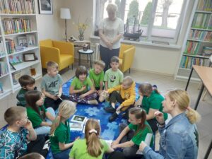 Uczniowie klasy 1e z Publicznej Szkoły Podstawowej im. Władysława Jagiełły w Zwoleniu podczas gry bibliotecznej pod tytułem „Kicia Kocia na tropie skarbów Biblioteki”
