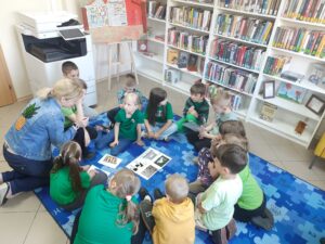 Uczniowie klasy 1e z Publicznej Szkoły Podstawowej im. Władysława Jagiełły w Zwoleniu podczas gry bibliotecznej pod tytułem „Kicia Kocia na tropie skarbów Biblioteki”