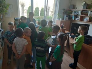 Uczniowie klasy 1e z Publicznej Szkoły Podstawowej im. Władysława Jagiełły w Zwoleniu podczas gry bibliotecznej pod tytułem „Kicia Kocia na tropie skarbów Biblioteki”