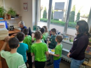 Uczniowie klasy 1e z Publicznej Szkoły Podstawowej im. Władysława Jagiełły w Zwoleniu podczas gry bibliotecznej pod tytułem „Kicia Kocia na tropie skarbów Biblioteki”