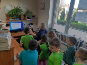 Uczniowie klasy 1e z Publicznej Szkoły Podstawowej im. Władysława Jagiełły w Zwoleniu podczas gry bibliotecznej pod tytułem „Kicia Kocia na tropie skarbów Biblioteki”