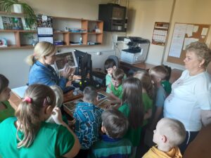 Uczniowie klasy 1e z Publicznej Szkoły Podstawowej im. Władysława Jagiełły w Zwoleniu podczas gry bibliotecznej pod tytułem „Kicia Kocia na tropie skarbów Biblioteki”