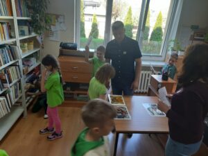 Uczniowie klasy 1e z Publicznej Szkoły Podstawowej im. Władysława Jagiełły w Zwoleniu podczas gry bibliotecznej pod tytułem „Kicia Kocia na tropie skarbów Biblioteki”