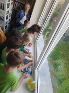 Uczniowie klasy 1e z Publicznej Szkoły Podstawowej im. Władysława Jagiełły w Zwoleniu podczas gry bibliotecznej pod tytułem „Kicia Kocia na tropie skarbów Biblioteki”