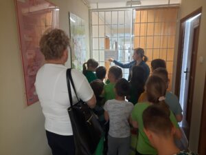 Uczniowie klasy 1e z Publicznej Szkoły Podstawowej im. Władysława Jagiełły w Zwoleniu podczas gry bibliotecznej pod tytułem „Kicia Kocia na tropie skarbów Biblioteki”