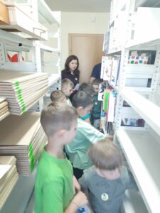 Uczniowie klasy 1e z Publicznej Szkoły Podstawowej im. Władysława Jagiełły w Zwoleniu podczas gry bibliotecznej pod tytułem „Kicia Kocia na tropie skarbów Biblioteki”