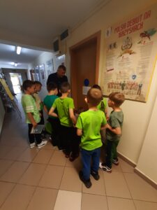 Uczniowie klasy 1e z Publicznej Szkoły Podstawowej im. Władysława Jagiełły w Zwoleniu podczas gry bibliotecznej pod tytułem „Kicia Kocia na tropie skarbów Biblioteki”