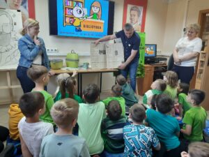 Uczniowie klasy 1e z Publicznej Szkoły Podstawowej im. Władysława Jagiełły w Zwoleniu podczas gry bibliotecznej pod tytułem „Kicia Kocia na tropie skarbów Biblioteki”
