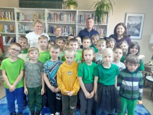 Uczniowie klasy 1e z Publicznej Szkoły Podstawowej im. Władysława Jagiełły w Zwoleniu podczas gry bibliotecznej pod tytułem „Kicia Kocia na tropie skarbów Biblioteki”