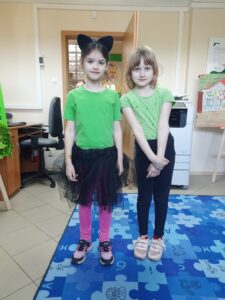 Uczniowie klasy 1e z Publicznej Szkoły Podstawowej im. Władysława Jagiełły w Zwoleniu podczas gry bibliotecznej pod tytułem „Kicia Kocia na tropie skarbów Biblioteki”