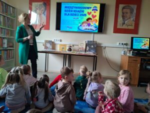 Międzynarodowy Dzień Książki dla Dzieci. Zajęcia edukacyjne dla dzieci z grupy Kotki z Niepublicznego Przedszkola SŁONECZKO