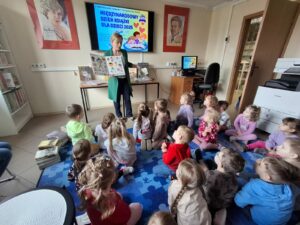 Międzynarodowy Dzień Książki dla Dzieci. Zajęcia edukacyjne dla dzieci z grupy Kotki z Niepublicznego Przedszkola SŁONECZKO